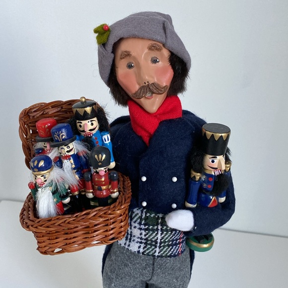 Byers' Choice Christmas Nutcracker Vendor - Picture 1 of 8